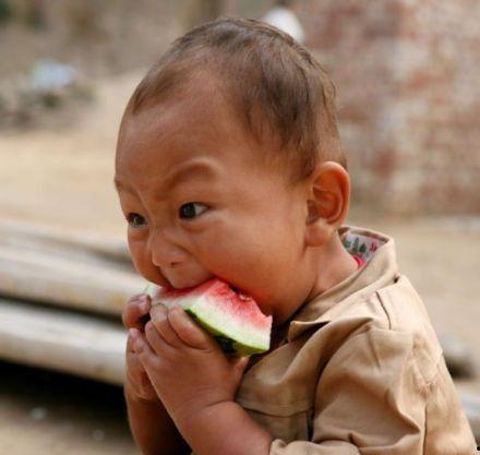 娱乐吃瓜小男孩是谁啊